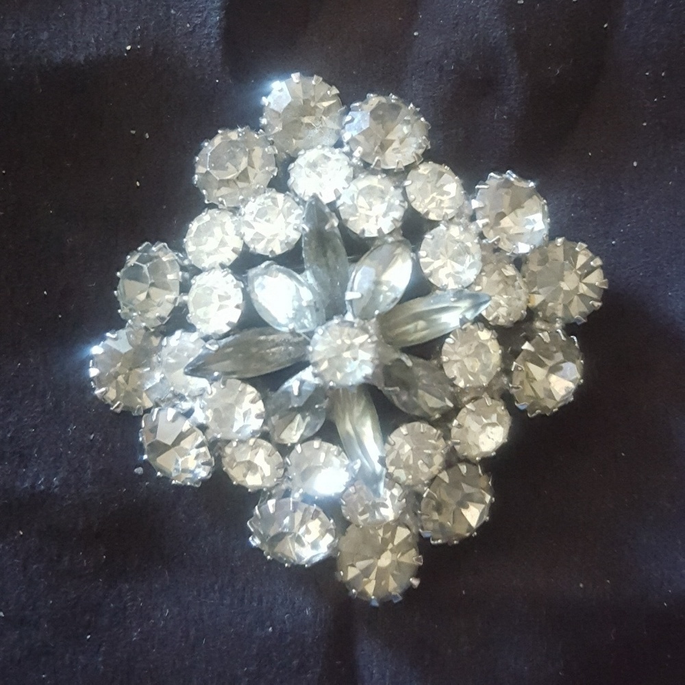 VINTAGE CRYSTAL BROOCH